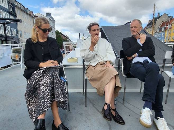 북유럽 최대 디자인 축제 3daysofdesign가 열린 19일(현지시간) 덴마크 코펜하겐에 모인 디자이너들이 지속가능한 디자인에 대해 얘기하고 있다. (왼쪽부터)토론에 참석한 마이켄 칼하베 크리에이티브 덴마크 전무이사, 디자이너 리케 프로스트와 한스 티게. 이현주 기자