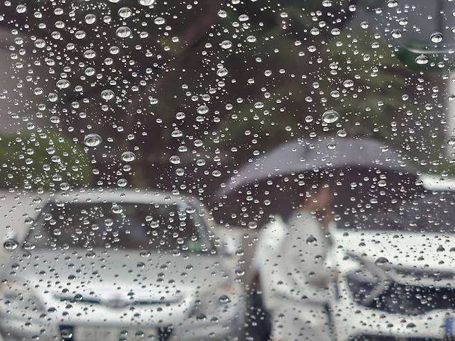 천둥번개·돌풍 동반 장맛비 새벽집중...늦은 오후 ‘소강’ [오늘날씨]= 한 해 중 낮이 가장 긴 하지(夏至)이자 토요일인 오늘(21일)은 전국이 흐리고 장맛비가 내리겠다. 2025년 장마전선은 전국 대부분 지역에 돌풍과 천둥·번개를 동반한 매우 강한 비를 뿌리겠다. 오늘날씨, 내일날씨, 주간날씨 예보 ⓒbnt뉴스