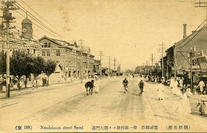 1901년 종로에 들어선 한성전기회사 사옥(왼쪽)엔 시계탑이 설치됐다. 3면에 시계가 설치된 이 탑은 거리에 등장한 최초의 시계탑으로 보인다. /서울역사박물관