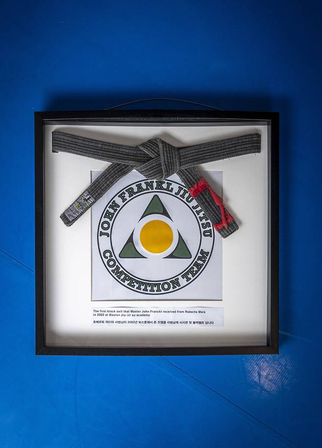 존 프랭클 사범이 스승에게 받은 검은 띠. 제자의 도장에 걸어 놓고 초심을 다잡는다. /이신영 영상미디어 기자