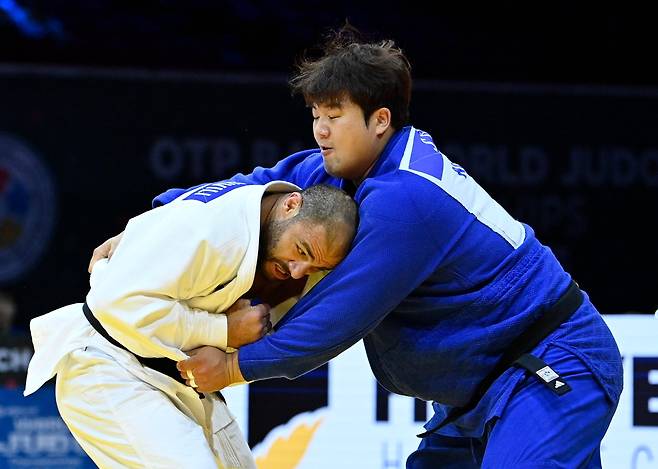 한국의 이승엽(오른쪽)이 21일 열린 유도 세계선수권 혼성 단체전 결승 첫 판에서 조지아의 구람 투시슈빌리와 겨루고 있다. 이승엽은 한판승을 거뒀으나, 이후 한국 선수 4명이 연거푸 지면서 금메달 도전엔 실패했다. /EPA 연합뉴스
