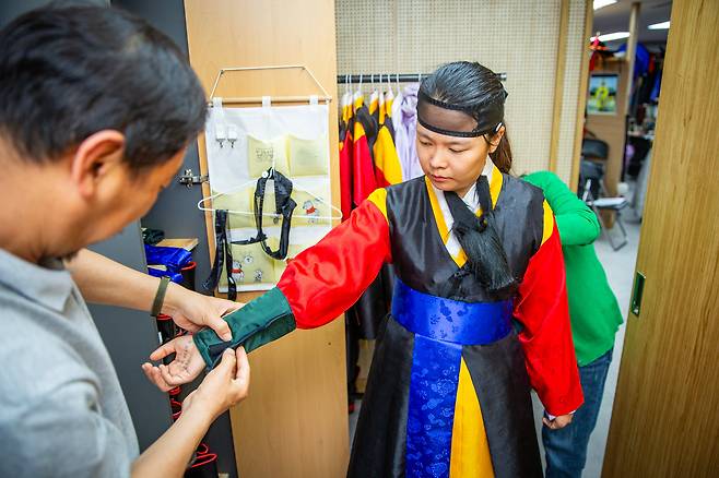 조선시대 문무관이 입던 군복인 ‘구군복’ 입는 모습. /김용재 영상미디어 기자