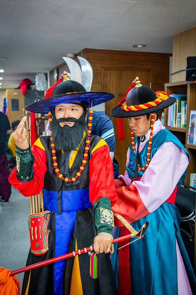 준비해 온 비장의 무기 수염을 장착했다. /김용재 영상미디어 기자