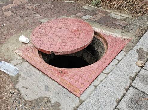 노후화한 콘크리트 맨홀 뚜껑./뉴스1