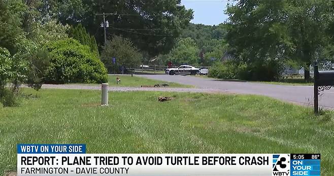 미 노스캐롤라이나 경비행기 추락 사고. /미 WBTV 보도화면