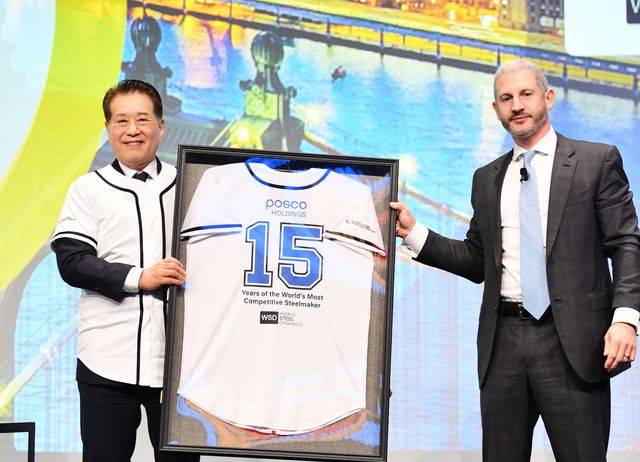 장인화(왼쪽) 포스코그룹 회장과 필립 엥글린 WSD CEO가 야구복으로 특별 제작된 WSD 명예의 전당 기념액자를 전달 기념촬영을 하고 있다. ⓒ포스코홀딩스