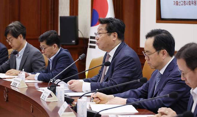 주형환 저출산고령사회위원회(저출산위) 부위원장이 지난달 29일 서울 종로구 정부서울청사에서 열린 제13차 인구비상대책회의에 참석해 발언하고 있다. 뉴시스