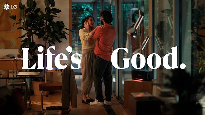 LG전자가 세계 곳곳에서 브랜드 슬로건 'Life's Good'을 앞세워 선한 영향력을 확산하는 캠페인을 펼친다. LG전자 브랜드 철학인 'Life's Good' 메시지를 전달하는 영상의 한 장면.