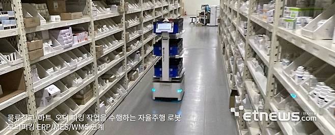 에이엠알랩스의 물류창고·마트 오더 피킹 작업을 수행하는 자율주행 로봇 모습.