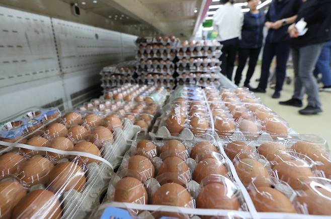 서울의 한 대형마트에 최근 가격이 오르고 있는 달걀이 진열돼 있다. 연합뉴스