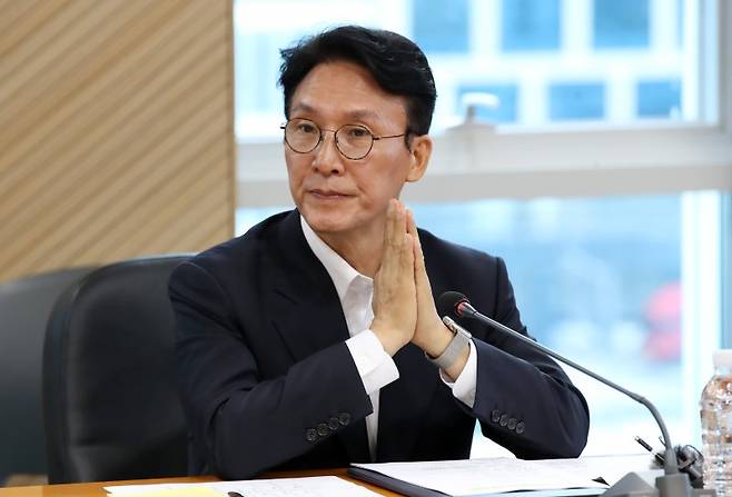 김민석 국무총리 후보자가 20일 오전 대구 수성구 알파시티 내 대구디지털혁신진흥원에서 열린 '인공지능 전환(AX) 연구거점 조성을 위한 경청 간담회'에서 참석자 인사를 듣고 있다. 2025.6.20/뉴스1 ⓒ News1 공정식 기자 /사진=뉴스1