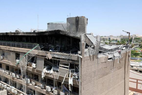 이란의 탄도미사일을 맞아서 폐허가 된 이스라엘 남부 소로카 병원의 20일 모습. EPA 연합뉴스