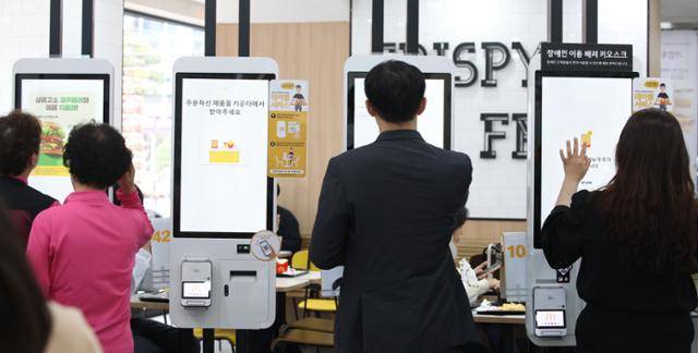 지난달 15일 서울 시내 한 음식점에서 손님들이 키오스크를 이용하고 있다. 뉴시스