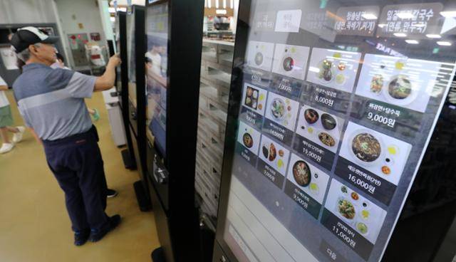 지난해 7월 31일 서울 서초구 농협 하나로마트 양재점 식당가에서 시민들이 키오스크를 이용하고 있다. 한국고용정보원이 비대면·디지털화로 빠르게 산업 전환이 일어날 것으로 예상되는 금융업과 음식점업을 분석해 발간한 보고서에 따르면, 키오스크와 태블릿 주문기의 도입이 음식점업의 판매·서빙 직종 근로자의 고용 감소를 유발하는 것으로 나타났다. 뉴스1
