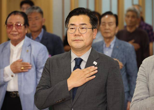 박찬대 더불어민주당 의원이 20일 오후 서울 여의도 국회 의원회관에서 열린 '2025 심포지엄 전시국회와 조봉암의 리더십'에서 국민의례를 하고 있다. 뉴시스