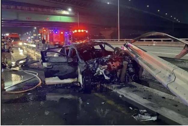 지난달 12일 충남 아산시의 한 도로에서 무면허 10대 운전자가 렌터카를 몰다 중앙분리대를 들이받고 튕겨나간 시설물 등이 마주 오던 택시를 덮쳐 60대 기사가 숨지는 사고가 발생했다. 아산소방서 제공