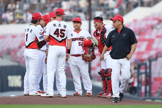 경기 중 마운드를 방문한 뒤 더그아웃으로 들어가는 이범호 감독. KIA 제공