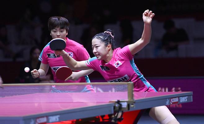 신유빈, 유한나가 24일 카타르 도하 루사일 아레나에서 열린 2025 국제탁구연맹(ITTF) 세계선수권대회 여자복식 4강 소피아 폴차노바(오스트리아) - 베르나데트 소츠(루마니와)과 경기를 펼치고 있다. 2025. 5. 24. 사진공동취재단