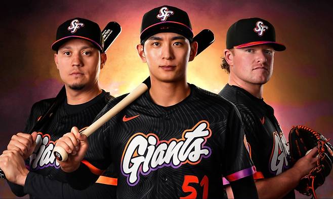 샌프란시스코 자이언츠의 2025년 시티 커넥트 유니폼은 물결무늬로 도시의 안개를 연상시키는 디자인을 갖고 있지만, 이로 인해 선수를 빠르게 식별하기 어렵다는 단점이 있다. 또한 MLB 팀에 어울리지 않는 그래피티 스타일의 글꼴을 쓴 것도 많은 팬들의 지적을 받았다. 전체적인 미학이 현대적이고 세련되기보다는 1990년대를 연상시킨다는 이 유니폼은 심지어 사이클 선수에 어울린다는 평을 듣기도 했다. 자이언츠 엑스&nbsp;&nbsp;