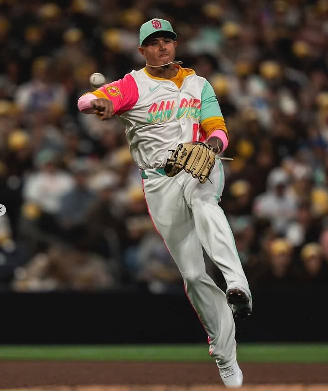 샌디에고 파드레스의 시티 커넥트는 호불호가 극명하게 갈렸다. 일부 팬들은 생동감 넘치는 색상과 샌디에고의 일몰, 해변, 멕시코 문화유산에 대해 긍정적인 평가를 내렸다. 그와 반대로 전통적인 샌디에고 유니폼과 비교했을 때 색상이 너무 시끄럽고 전체적인 디자인이 거슬린다는 의견도 만만치 않다. 멕시칸 패스트푸드 브랜드인 타코벨의 디자인과 비교할 정도로 부정적인 시각도 있다. 매니 마차도 인스타그램