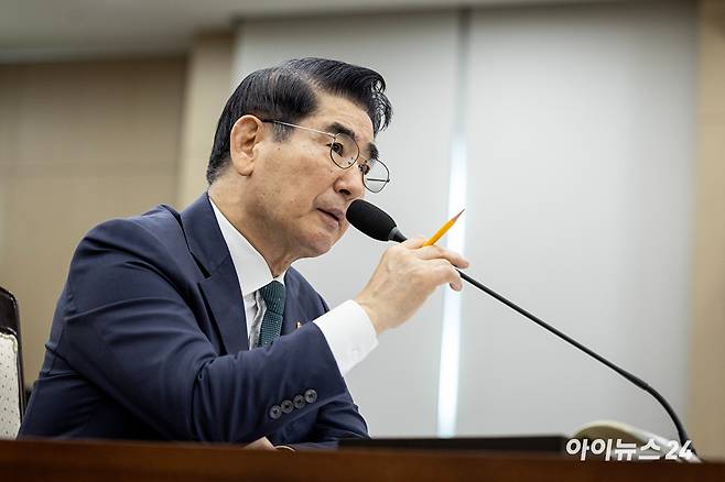 '내란 혐의'로 구속기소된 김용현 전 국방부 장관이 현직에 있던 2024년 10월 8일 오전 서울 용산구 국방부 청사에서 열린 국회 국방위원회 국정감사에서 의원들의 질의에 답하고 있다. [사진=국회사진취재단]