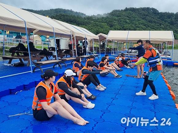 의성군 율정호수상레저센터에서 안동과학대학교 스포츠레저학과 수상스키 전공 교과 수업(이민 교수 담당) 을 진행하고 있다. [사진=의성군]