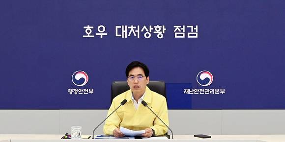 김민재 행정안전부 장관 직무대행이 21일 정부세종청사 중앙재난안전상황실을 찾아 호우 상황과 예방 및 피해 상황 대처에 대한 점검을 하고 있다. [사진=연합뉴스]