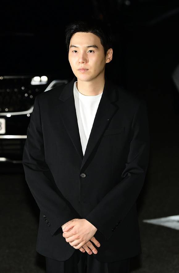 '전동스쿠터 음주운전' 혐의를 받고 있는 그룹 '방탄소년단(BTS)' 슈가(본명 민윤기)가 23일 오후 서울용산경찰서에 출석하고 있다. [사진=정소희 기자]