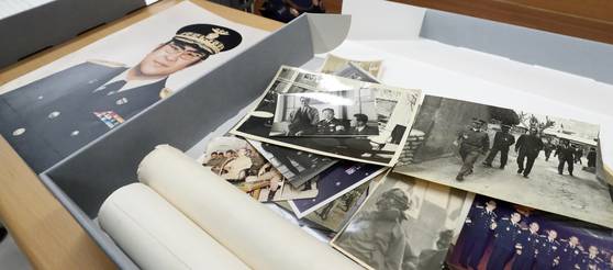 5·18 당시 신군부의 발포명령을 거부한 고(故) 안병하 치안감의 유가족이 2018년 5월 10일 광주 5·18민주화운동기록관에 안 치안감의 유품을 기증했다. 사진은 안 치안감이 갖고 있던 80년 당시의 사진과 자료. 뉴스1