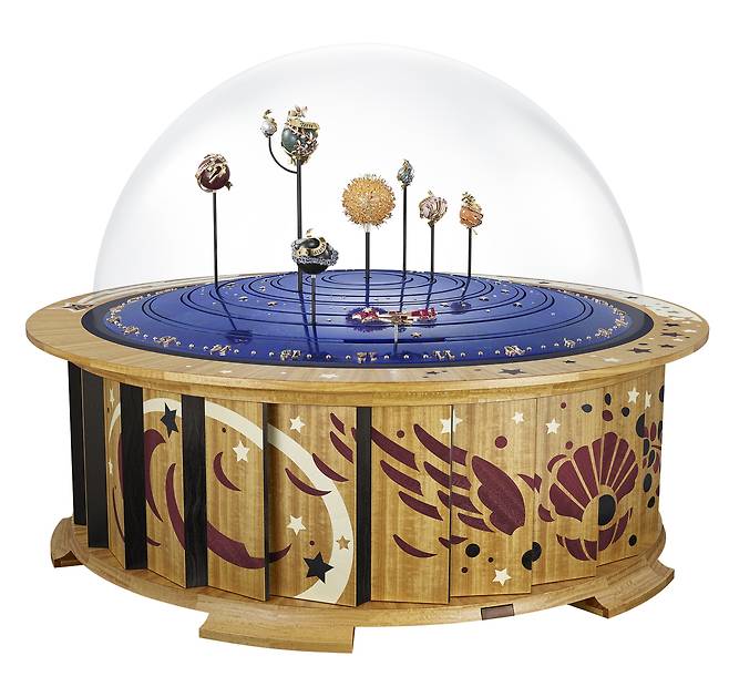 지름 66.5cm의 거대한 탁상 시계로 전 세계에 단 한 점 생산되며, 박람회 기간에 판매됐다. 사진 반클리프 아펠