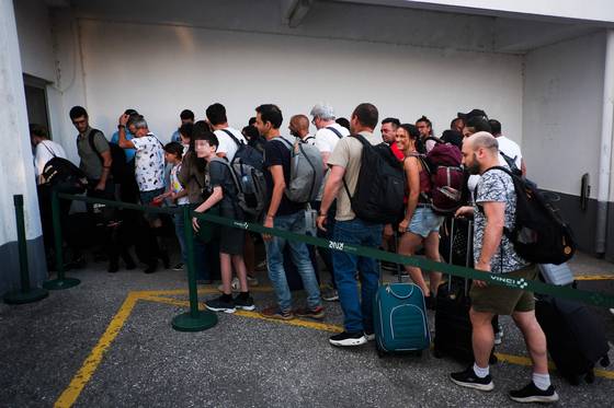19일(현지시간) 이스라엘에서 귀국한 시민들이 리스본 피구 마두로 공항에서 이집트발 항공편에서 내리고 있다. 포르투갈행 항공편에는 포르투갈, 독일, 이스라엘, 체코, 스페인, 오스트리아, 불가리아, 아르헨티나, 우크라이나 국적 시민들이 탑승했다. 13일 이스라엘의 공습 이후 각국 정부는 수천 명의 자국민을 대피시키고 있다. AFP=연합뉴스