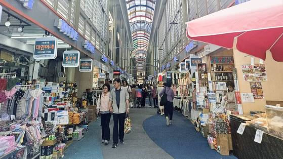 17일 찾은 부산 중구 부평깡통시장에는 계엄 심판론으로 민심이 싸늘한 가운데 보수의 변화를 요구하는 목소리가 높았다. 신수민 기자
