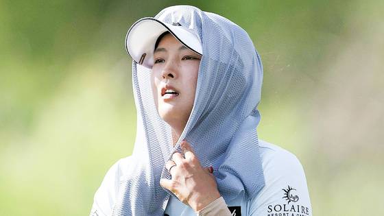 고진영이 체감온도 40도의 더위가 기승을 부린 1라운드 경기 중 수건을 둘러쓰고 있다. AFP=연합뉴스
