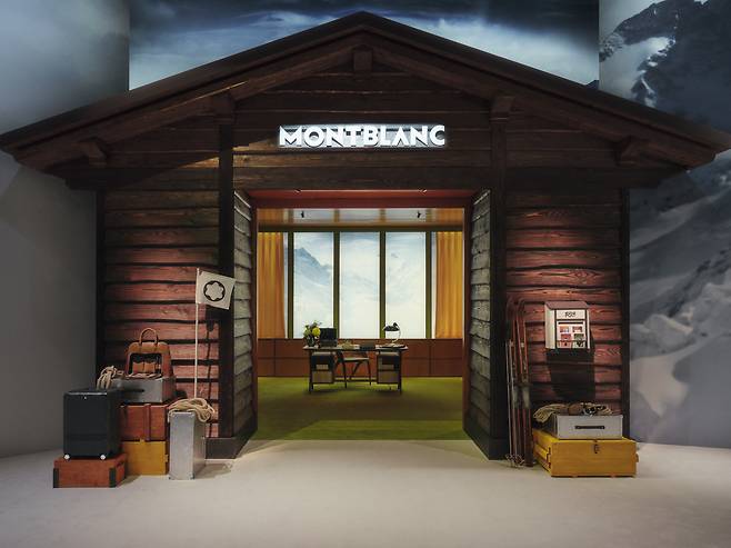 스위스 전통 가옥인 샬레를 본떠 만든 몽블랑 워치스&원더스 부스 전경. 사진 몽블랑