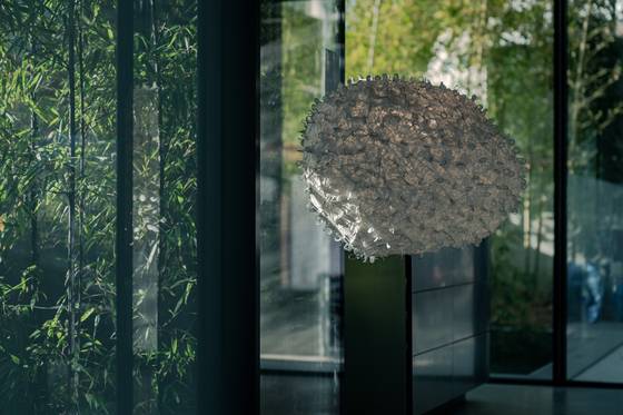 고소미 작가가 한지를 꼬아 직접 만든 실 ‘소미사’와 철사로 만든 조명 작품. [사진 고소미]