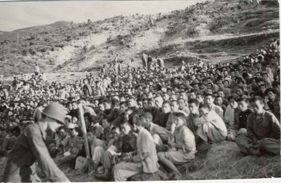 1950년 10월 부산 포로수용소에서 입소 절차를 기다리는 포로들. [사진 국제적십자위원회 아카이브]