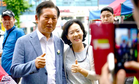 8·2 전당대회를 앞두고 더불어민주당 당대표에 도전한 후보들이 움직이고 있다. 정청래 의원이 지난 19일 광주 말바우시장에서 시민들을 만나고 있다. [뉴시스]