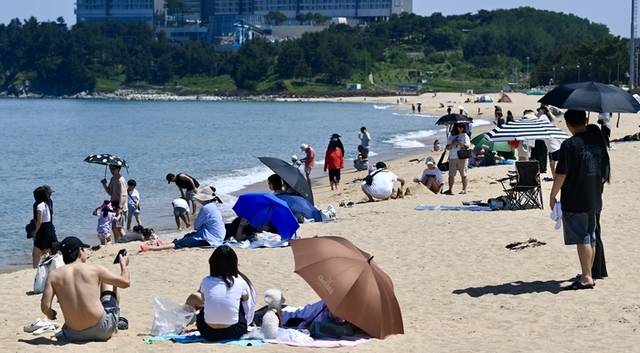 ▲ 속초 해변을 찾은 관광객들이 바닷바람을 맞으며 더위를 식히고 있다.