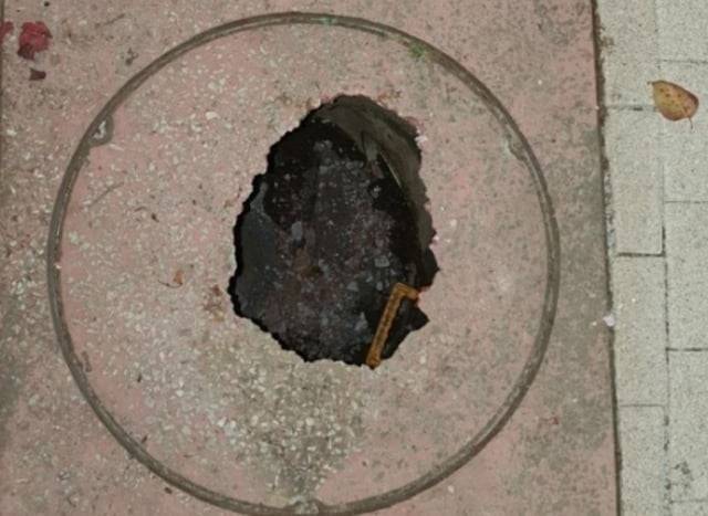 오수를 관리하는 맨홀 뚜껑이 부서진 모습. / 사진=연합뉴스