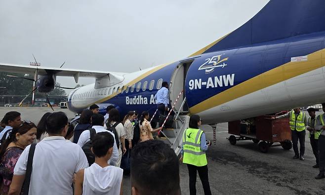 지난 14일 네팔 카트만두에서 신둘리시로 이동하는 국내선 경비행기의 모습. 이광식 기자