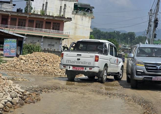 네팔 신둘리시 공항에서 카말라마이시로 이동하는 도로 모습. 이광식 기자.