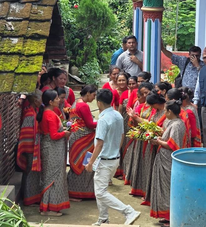 네팔주민들이 한국 일행을 환영하는 모습. 이광식 기자