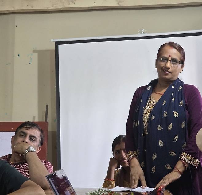 네팔 신둘리지구 카말라마이시의 여성낙농협동조합 회장을 맡고 있는 구나 쿠마리 씨(오른쪽). 이광식 기자