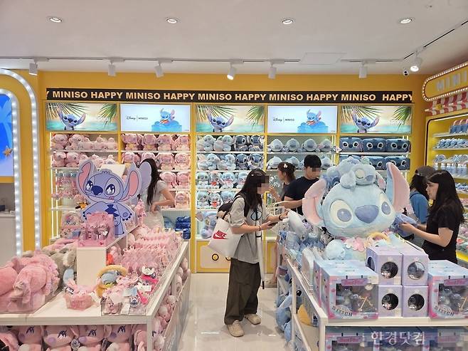 21일 문을 연 '미니소 강남점'에서 고객들이 쇼핑하고 있다./사진=박수림 기자
