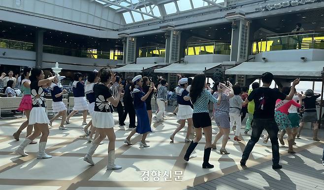 용기를 내 참여한 첫 프로그램은 솔레 중앙 수영장 앞 광장에서 진행된 ‘그룹 댄스’였다. 수줍어하거나 낯을 가리는 이들도 있었지만, 대부분은 이미 흥이 ‘완충’된 상태였다. 김지윤 기자