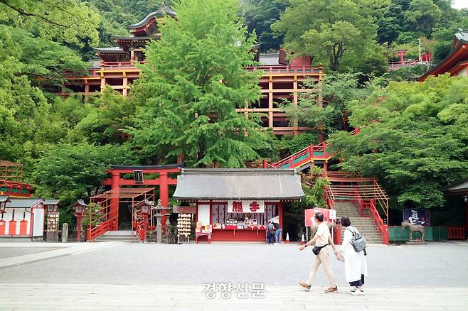 고즈넉한 시골 마을 한가운데 자리한 유토쿠 이나리 신사. 김지윤 기자