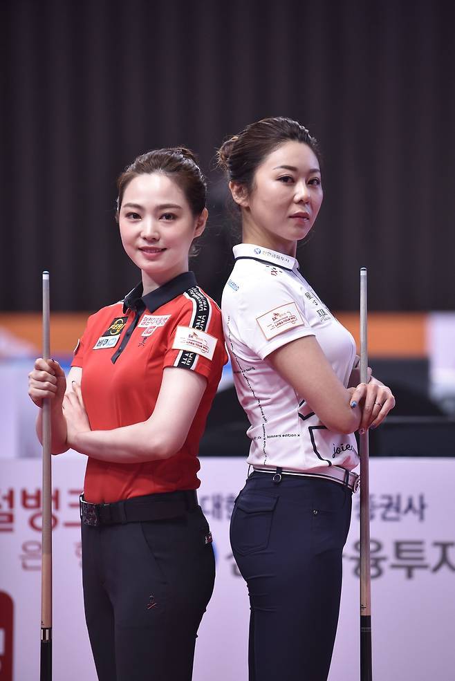 차유람(왼쪽)과 김가영이 프로 무대 첫 맞대결이었던 2020-2021시즌 개막전(SK렌터카 챔피언십) 경기를 앞두고 포즈를 취했던 모습. PBA 제공