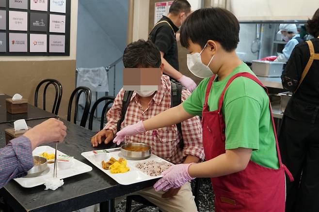 '아침애만나'에 지난 2일 월요일 급식 봉사를 온 초등학생의 모습. 아침애만나 제공