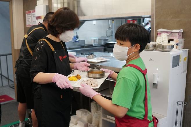 '아침애만나'에 지난 2일 월요일 급식 봉사를 온 초등학생의 모습. 아침애만나 제공