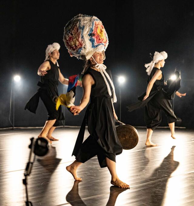 올해 싱크 넥스트에 참여하는 리퀴드 사운드는 2015년 창단 이후 한국 전통 연희를 동시대 감각으로 풀어내는 작업을 선보이고 있다. 세종문화회관 제공